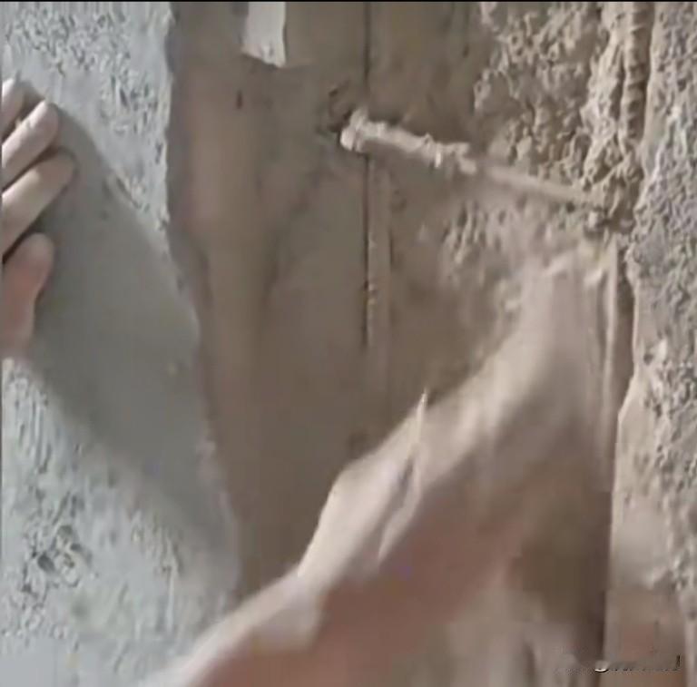 如何识别豆腐渣工程？
 实地看房，自己不懂的建议找专业队伍或长期从事建筑的内行帮