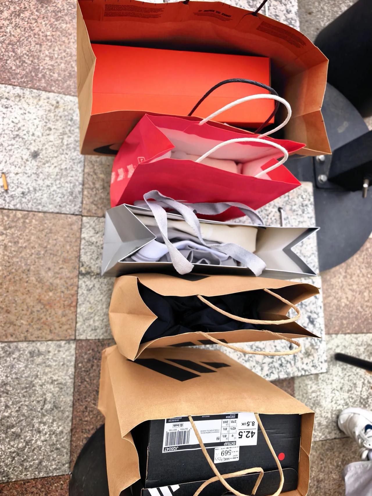 入学通知书还在路上，
闺蜜陪我兰州行，
开始购物准备模式。
走的脚疼，
还得歇歇