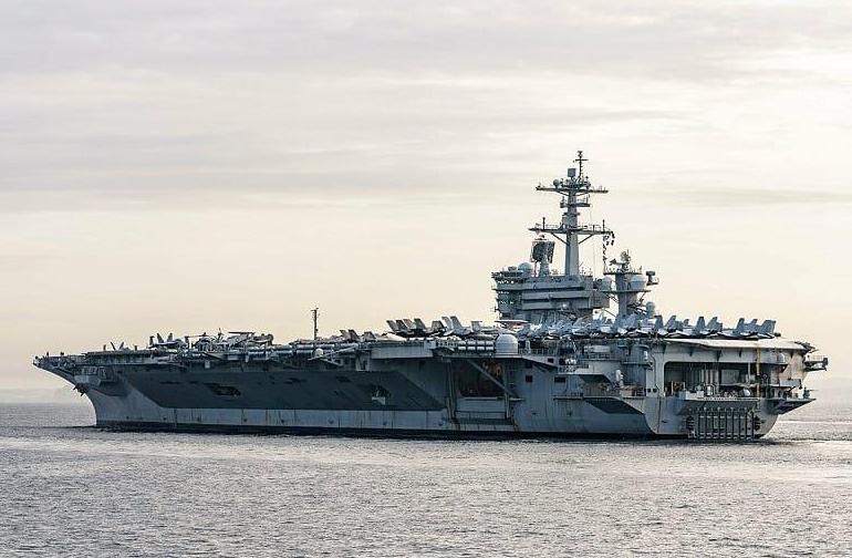 美国航母抵近黄岩岛，中国海空力量迅速出击
美国"华盛顿号"航空母舰经过黄岩岛附近