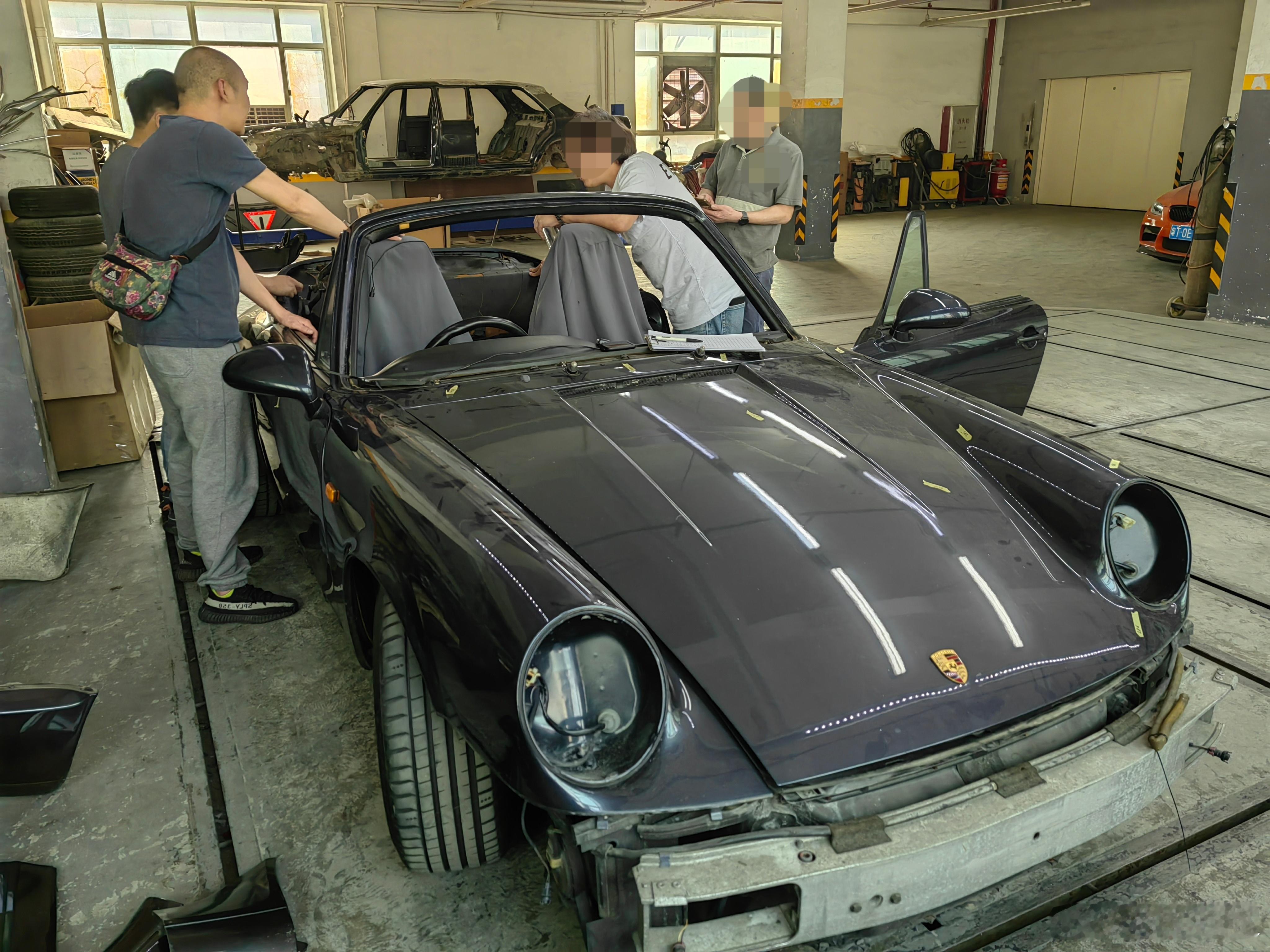 这部保时捷 911 (964 敞篷) 正式开始他漫长的复修旅程。我最怕就是复修敞