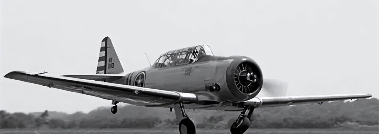 1953年，一架台湾军机领航员在执行任务时，突然掏出手枪，对准飞行员的脑袋，大声