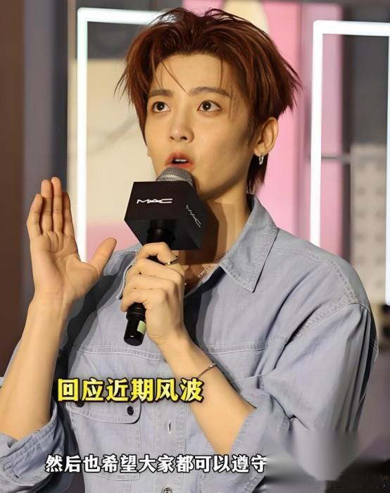 这才是作为一个偶像应该做的 侯明昊针对违反交规一事 明确表示自己做错了，并现场和