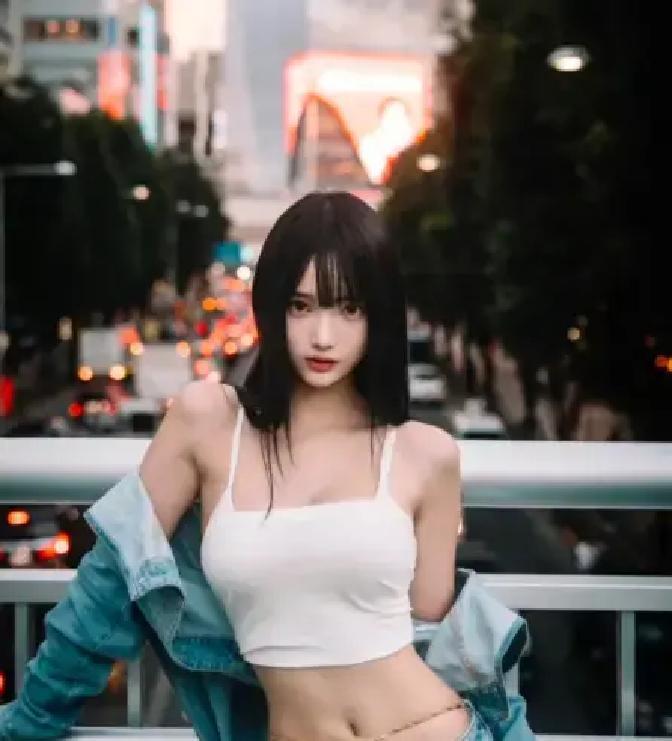 林俊杰被曝秘密领证？
 
狗仔跟拍三个月，拍到他和长发女生深夜同回豪宅，照片里两