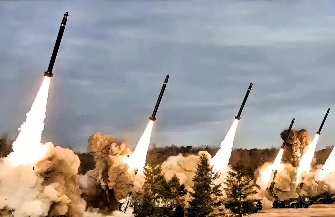 日本声称“朝鲜导弹落在日本领土上绝对不能容忍”，朝鲜果然应约而行。  

 19