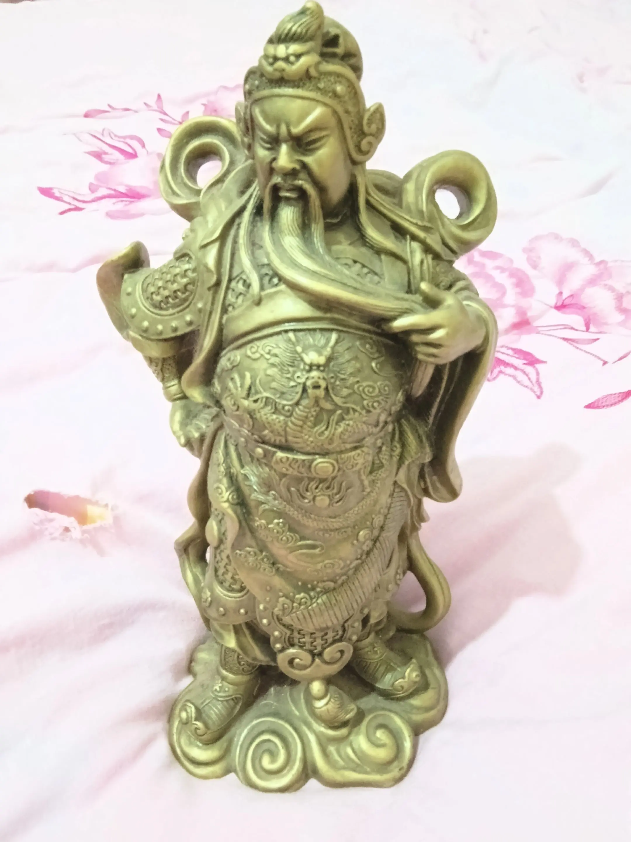 关公铜像一个 造型自然 拿在手里很重。关公铜摆件一个，龙纹雕刻，造型威...