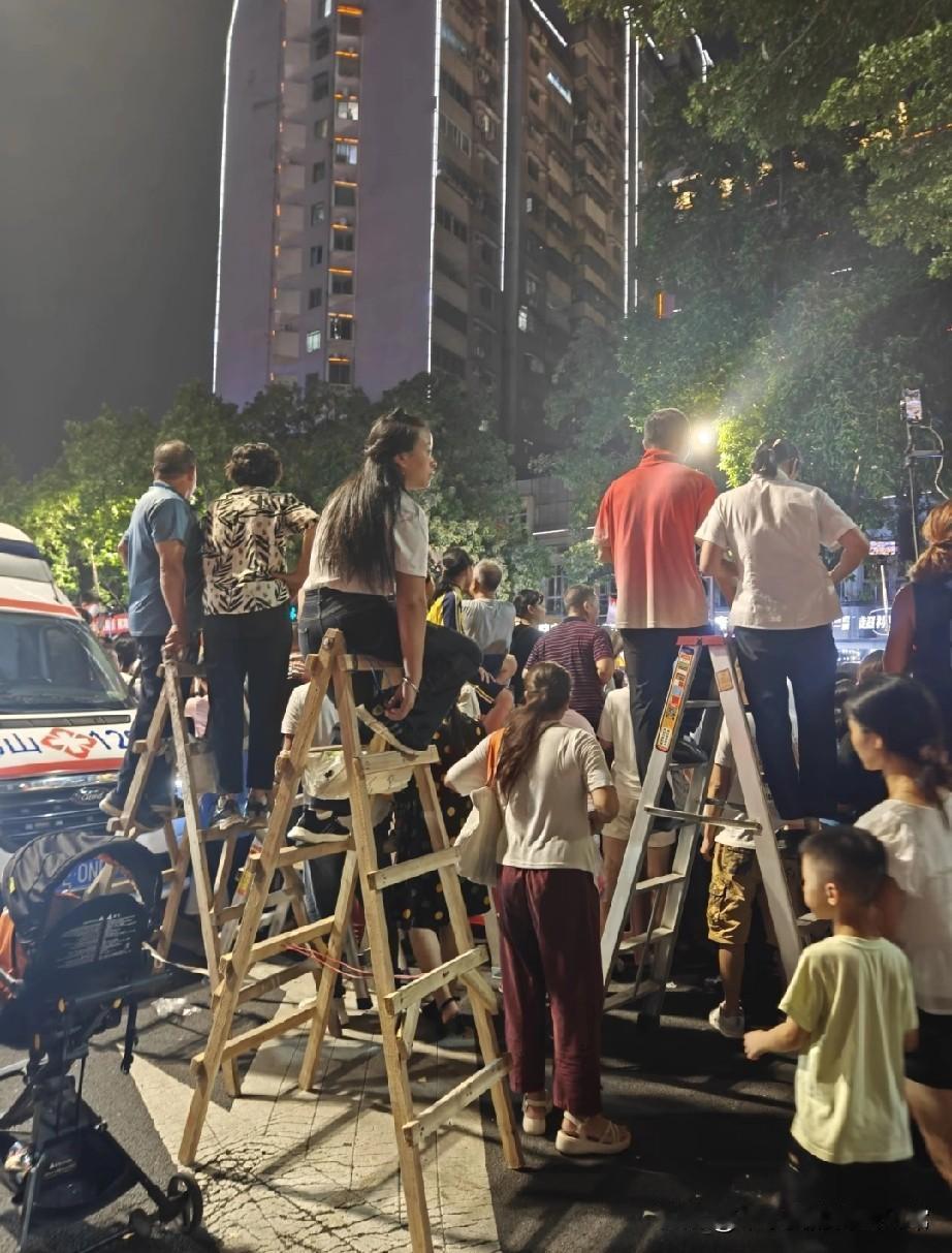 佛山人解释一下爬梯子！
 
佛山夜晚的街头，活脱脱成了“梯子战场”！大叔大妈、年