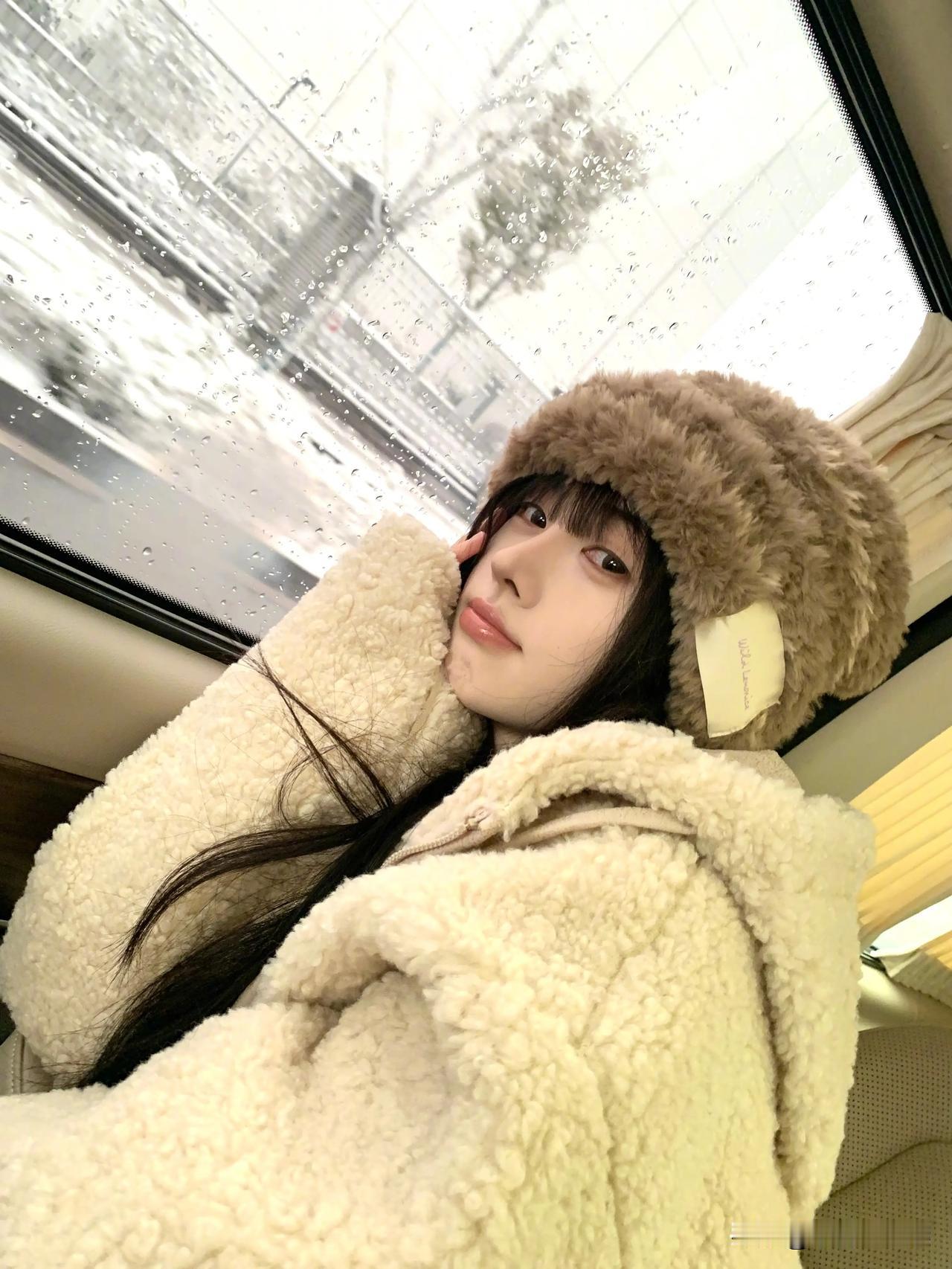 鞠婧祎雪中自拍 温暖可爱释放冬日活力 

1月22日，鞠婧祎在社交平台上分享了一