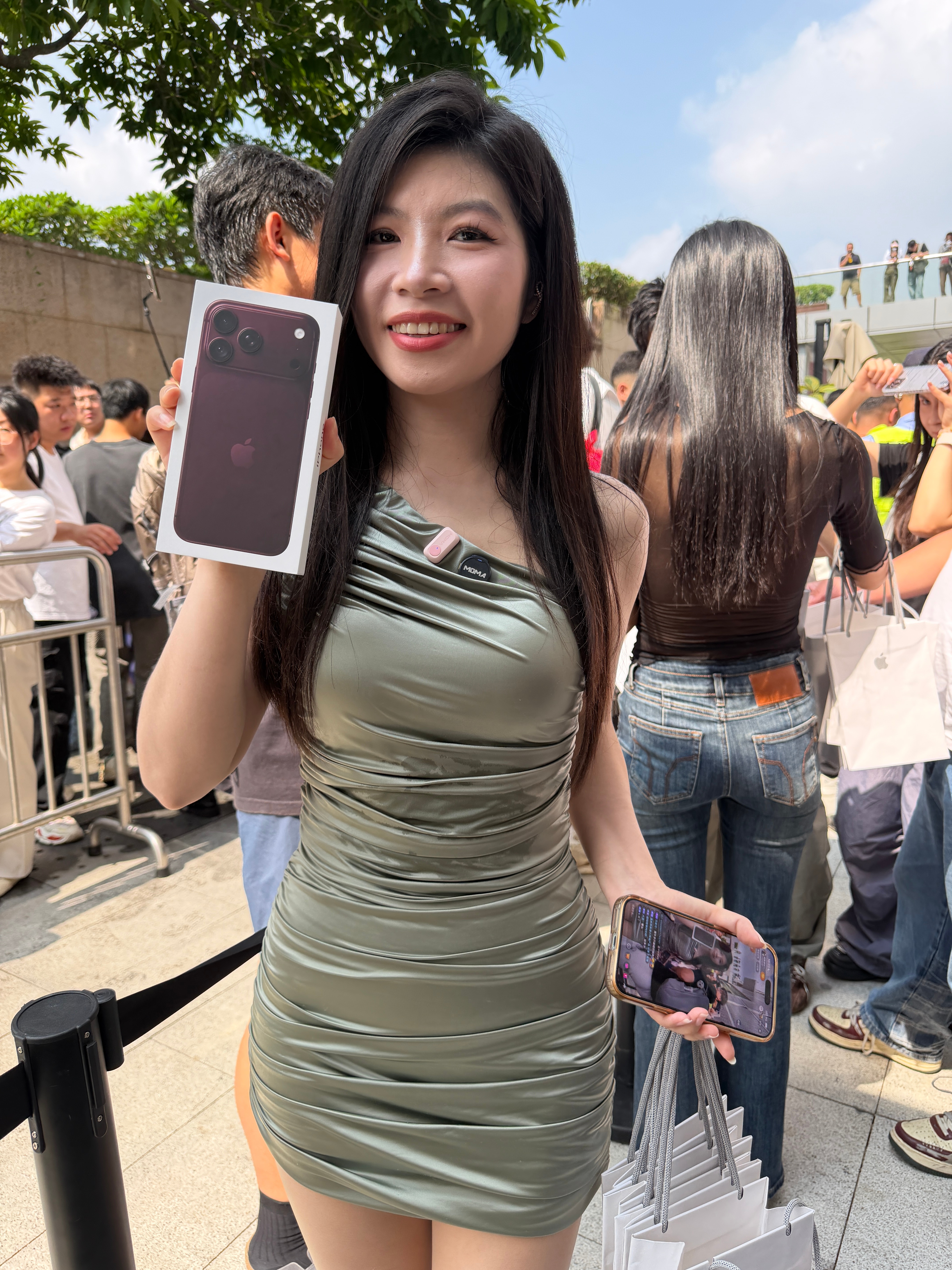 太难了，在苹果直营店，等散客，给老板加价买2TB 买红色的iPhone 18 P