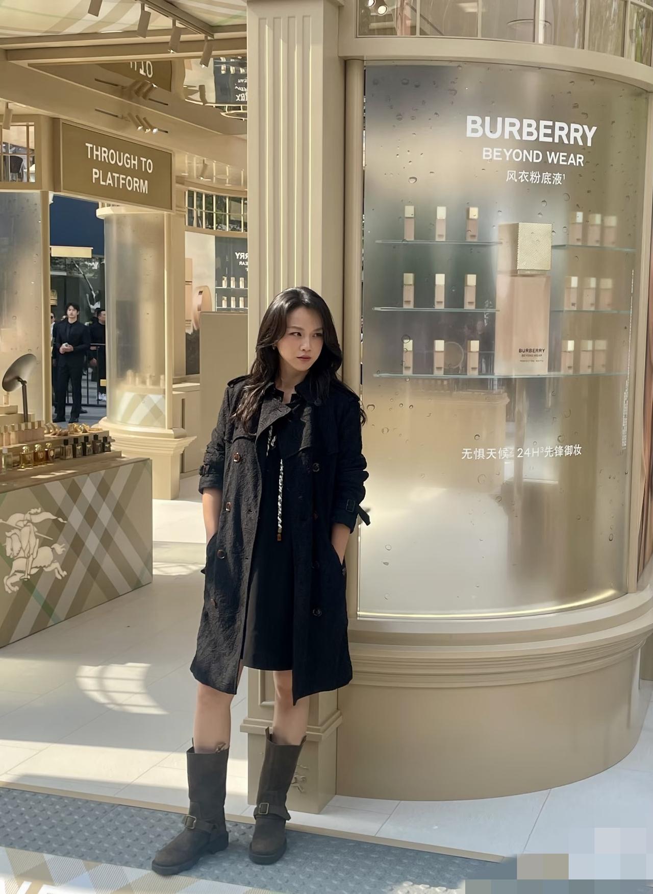 4月27日，汤唯现身上海，小腹隆起明显太难了，明明是身体不舒服硬撑着，却有人说她