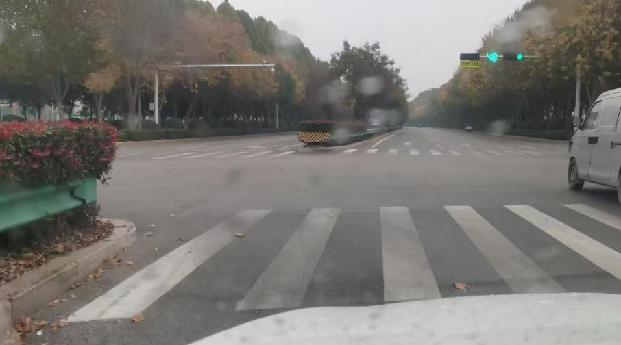 1是最简单的人行道画的窄一点（不知道国家有没有宽窄要求）
2整体像没有障碍的一侧