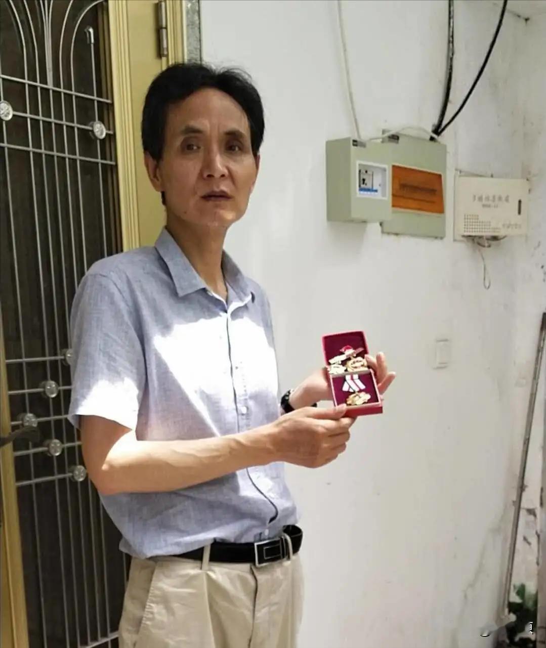 [微笑]1985年，张长海为拿下敌人高地，带着趴在地上整整三天，就算被炮弹打到也