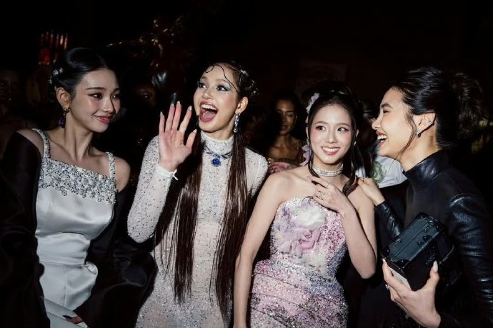 Lisa金智秀柳智敏郑浩妍合照 Lisa金智秀柳智敏郑浩妍合照！ 