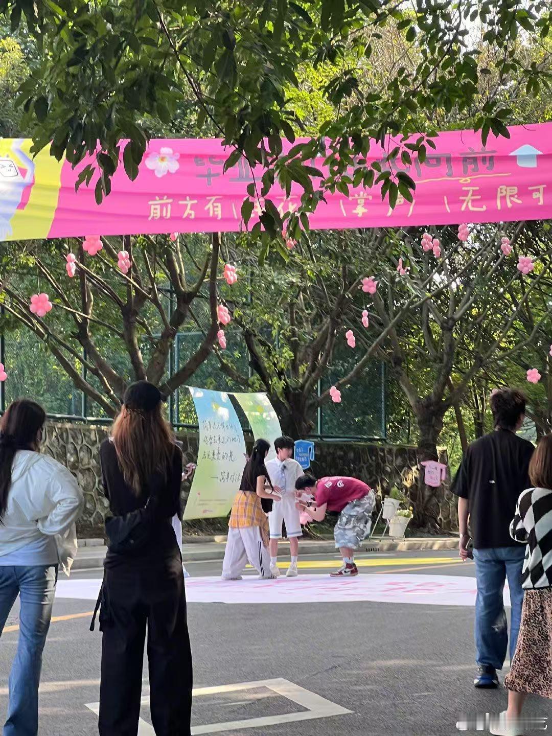 周深绝对不会让助理系鞋带的 B站永远22毕业歌会镜头前后始终谦逊真诚，躬身系鞋带