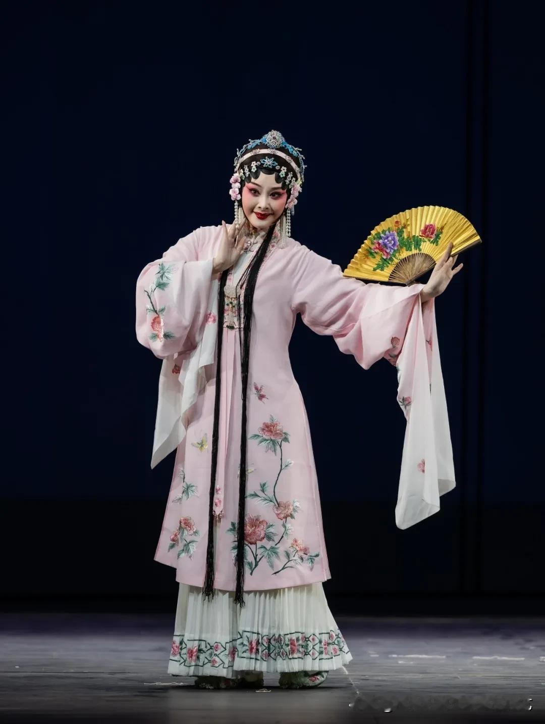 京剧昆曲双融合，新编《红笺》把汤显祖的“情至”唱绝了
很多人觉得传统戏曲创新就是