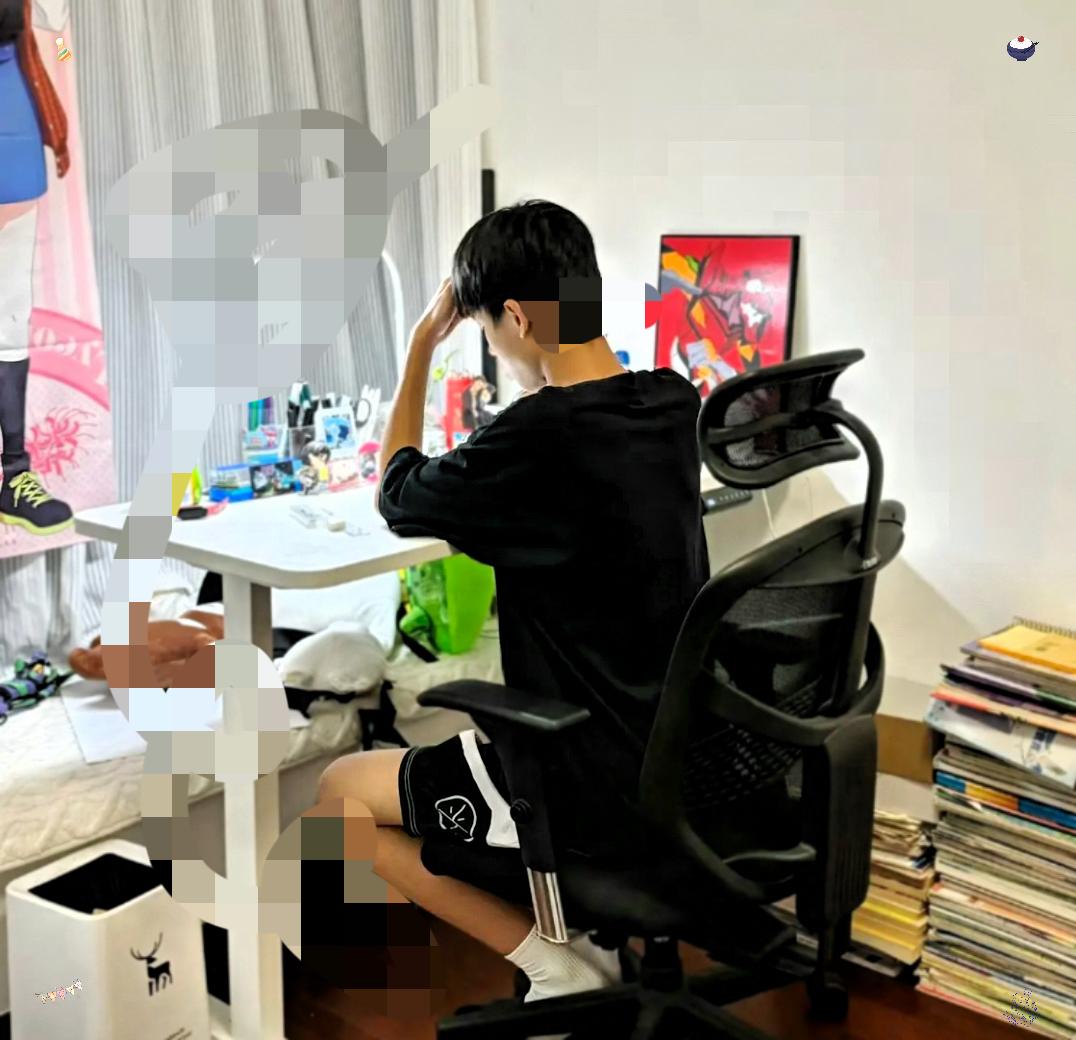 养了孩子后才明白：
成绩再好，名校再牛
都不如——
他身心健康！


初三儿子月