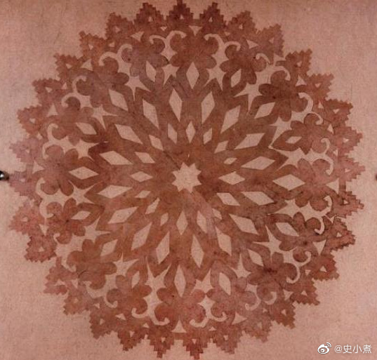 剪纸的传统有多久远？吐鲁番阿斯塔那等地的出土文物，可以给出答案。自上世纪50年代