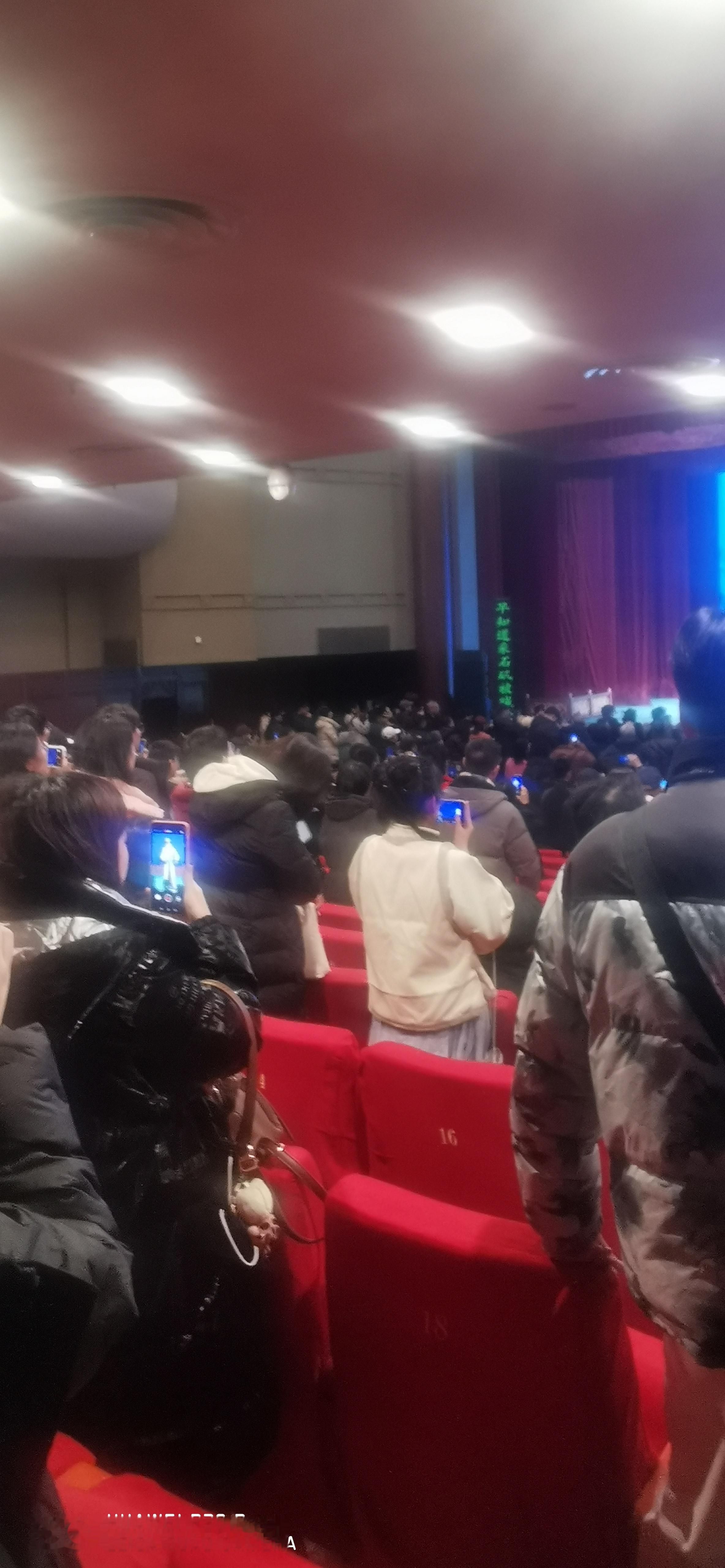 现在年轻人喜欢看戏的人真多。 北京·长安大戏院