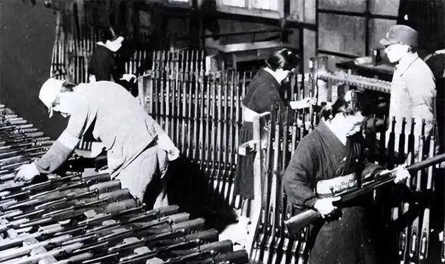 1945年，日本投降后，日军少将决定将10万支步枪、数百万发子弹交给一个地下党员