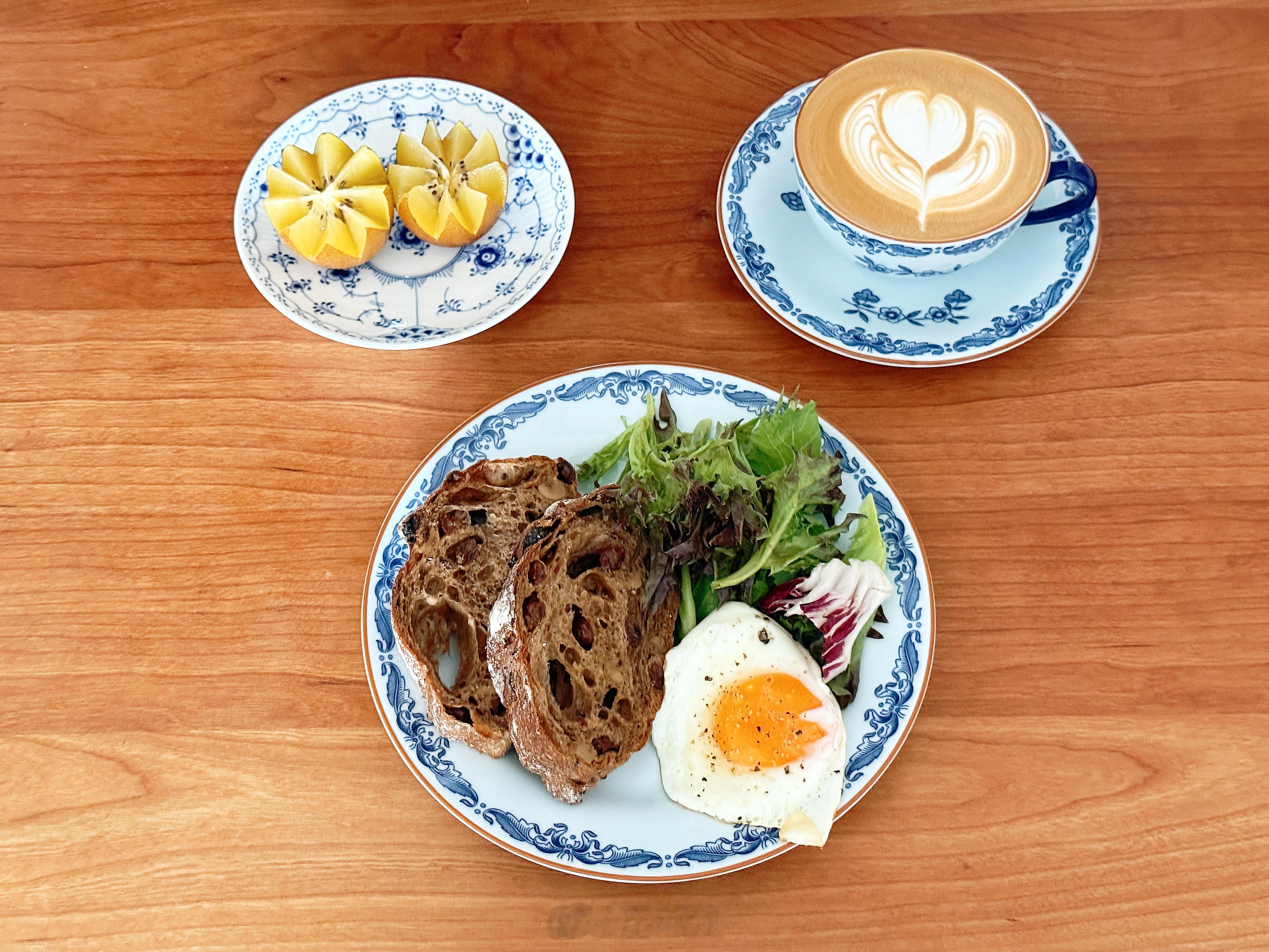 今日早餐：欧包，煎蛋，蔬菜沙拉，一杯拿铁咖啡，水果着急出门没来得及吃。以后早上尽