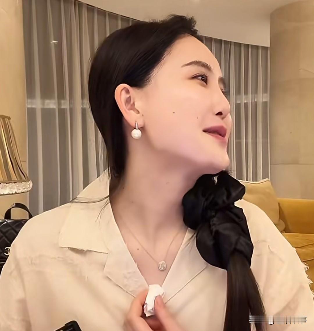 杨钰莹前任“赖文峰”，因情绪低落而深夜买醉，是“思念”某人吗？
……
今天，又刷