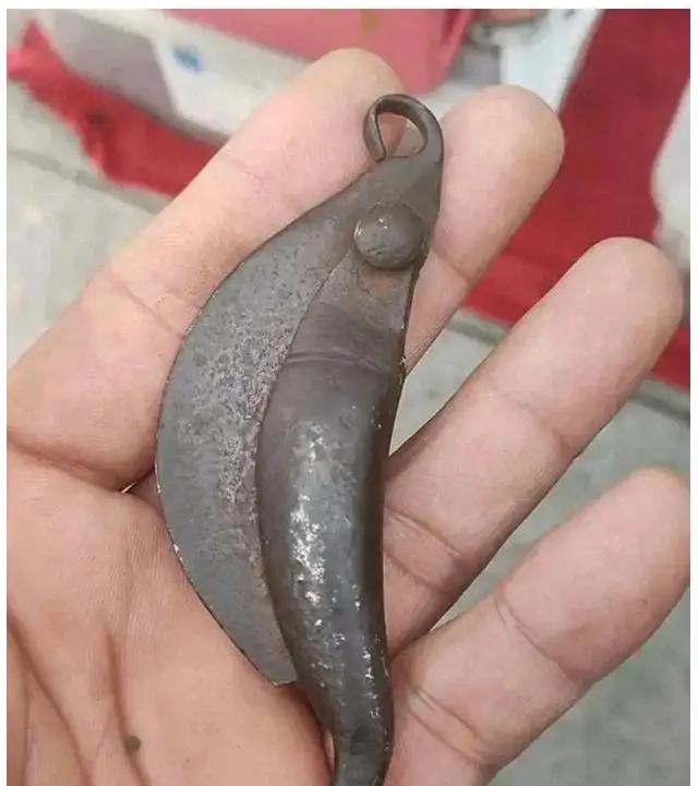 古物在手，岁月如歌。有认识这个老物件的吗？干什么用的知道吗？看着很面熟。很精细的