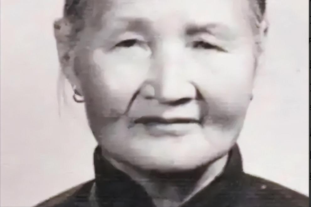 1940年，21岁的八路战士，被敌军追赶，18岁姑娘为救他，假扮其妻，43年后，