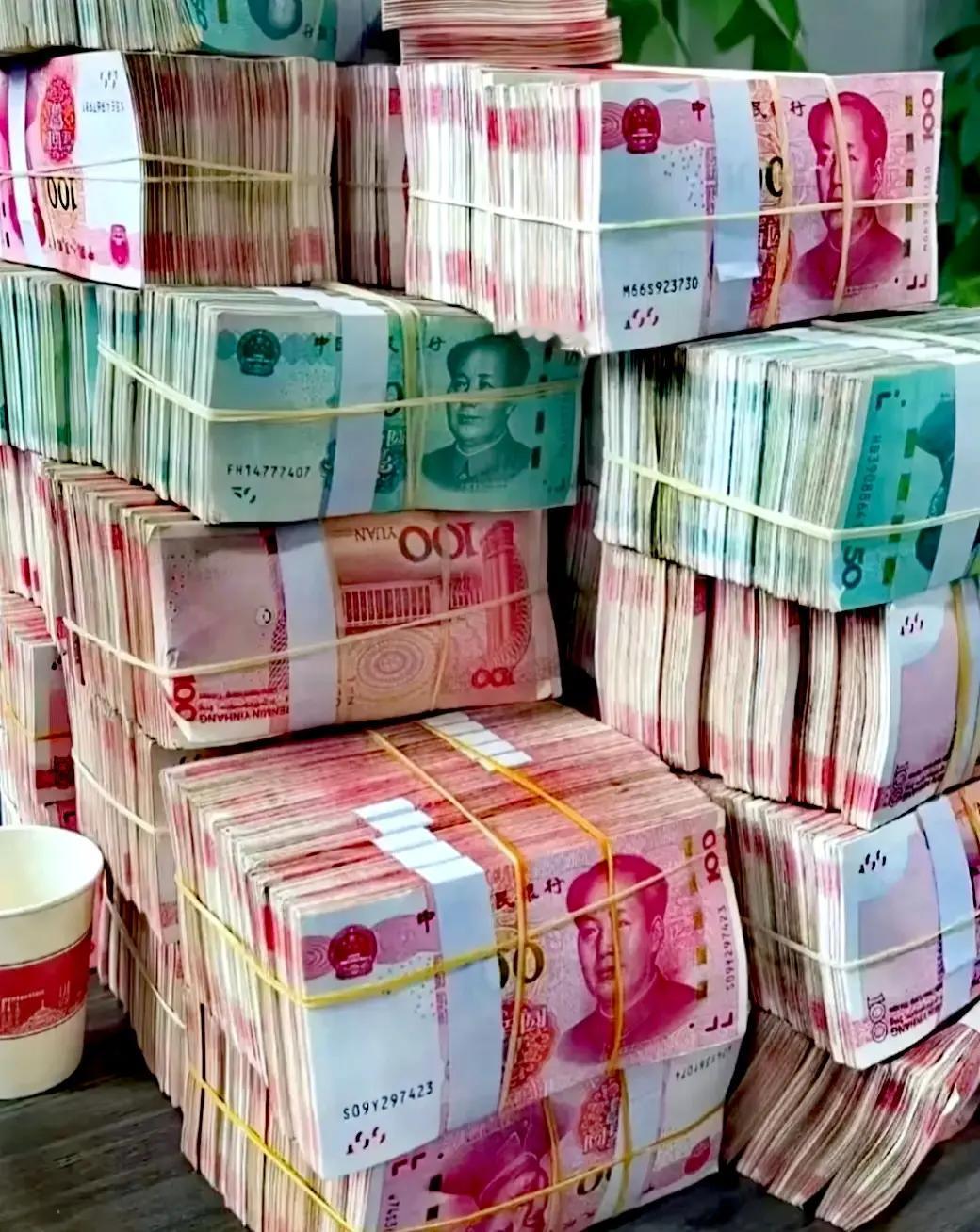 人民币，美元，都在加速贬值，缩水，只有黄金在升值，所以家里不需要存太多钱，用金钱