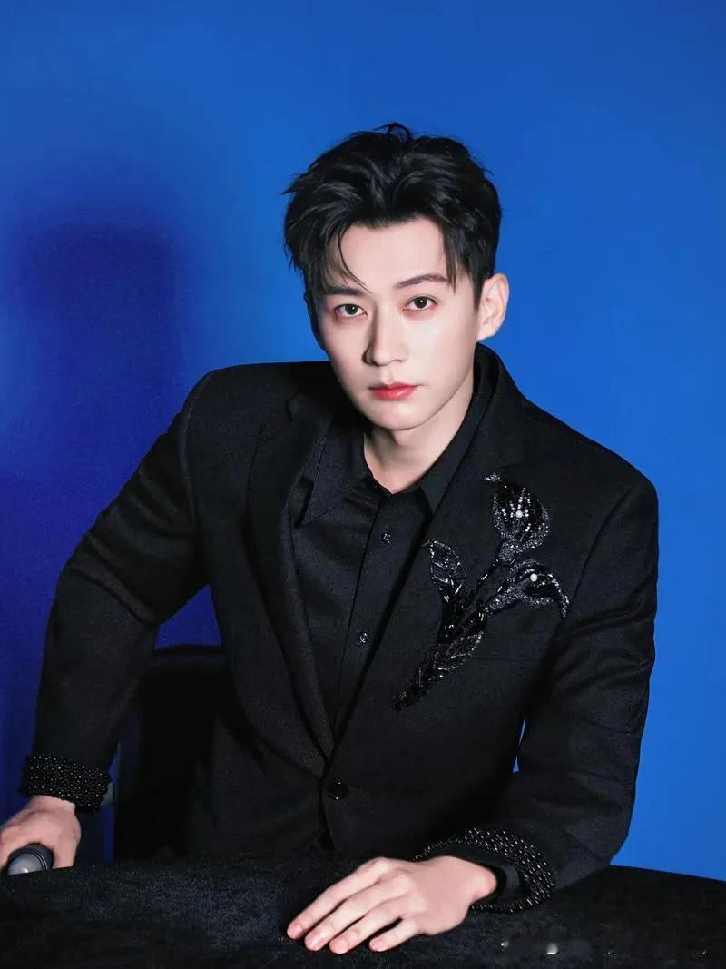 娱乐圈“魔幻剧场”：明星闹剧与资本操控的荒诞大赏

2025年的娱乐圈，宛如一个