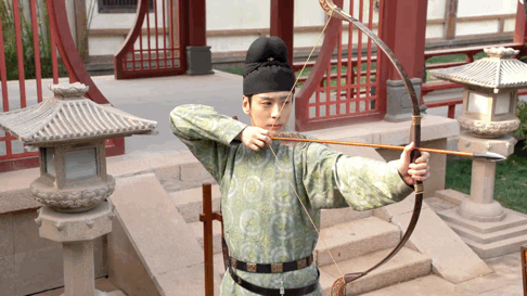 魏哲鸣精装射箭毛坯准头  家人们，我直接被魏哲鸣的古装路透图 “鲨” 疯了！他和