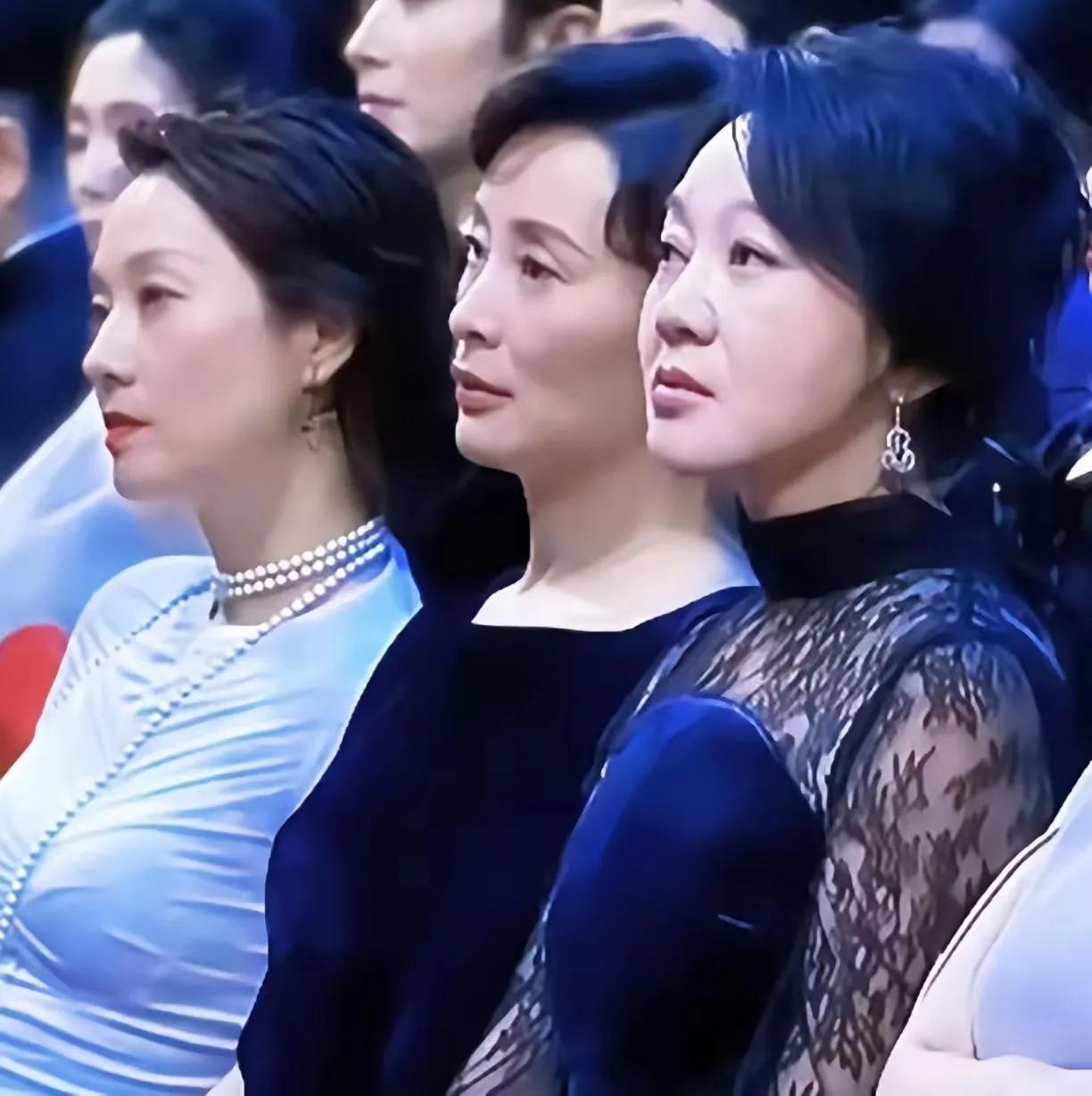 瞧这三个人的神情，各有不同。马伊琍神色复杂又带着几分锐利，吴越神态坦荡舒展，闫妮