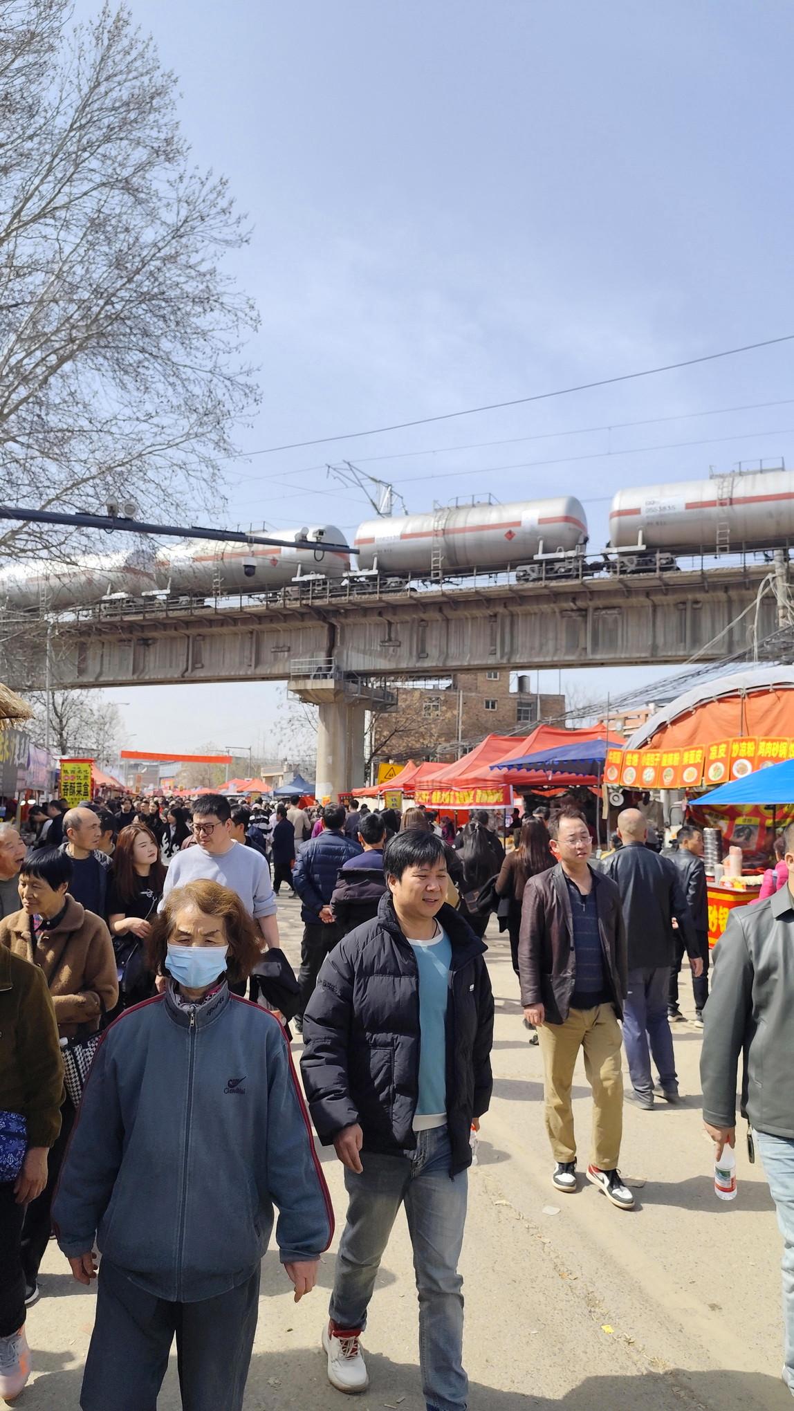 【2026老洞会实拍（9）】沿着山路往上走，烟火气一路跟着你。不是那种呛人的浓烟