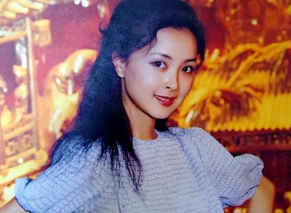 医生断言最多只剩7天！59岁的周洁不惜砸下27万美元包机回国，途中又遭关岛停飞两