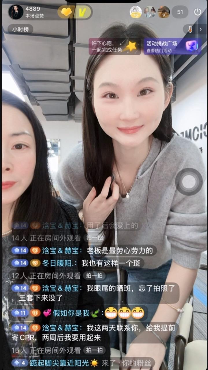 🤓隆重的介绍一下： 这是我培养的两个新主播[嘿哈] 一个00后 一个...