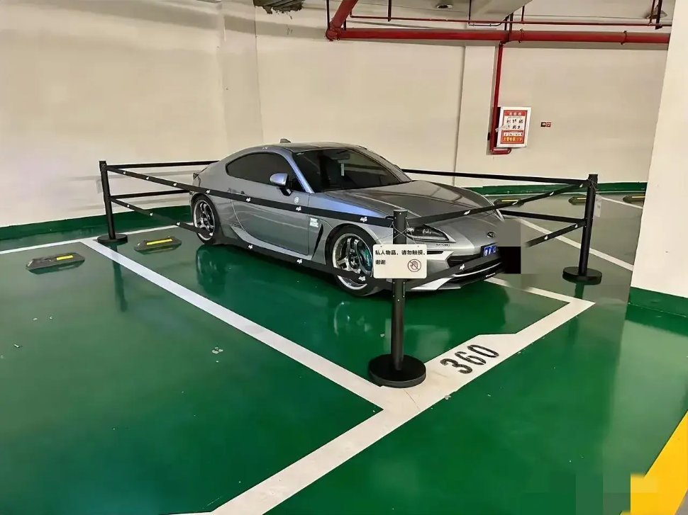 买辆破车当成宝！这车能值多少钱啊？至于把它保护成这样吗？你怎么不再加个车罩上去啊