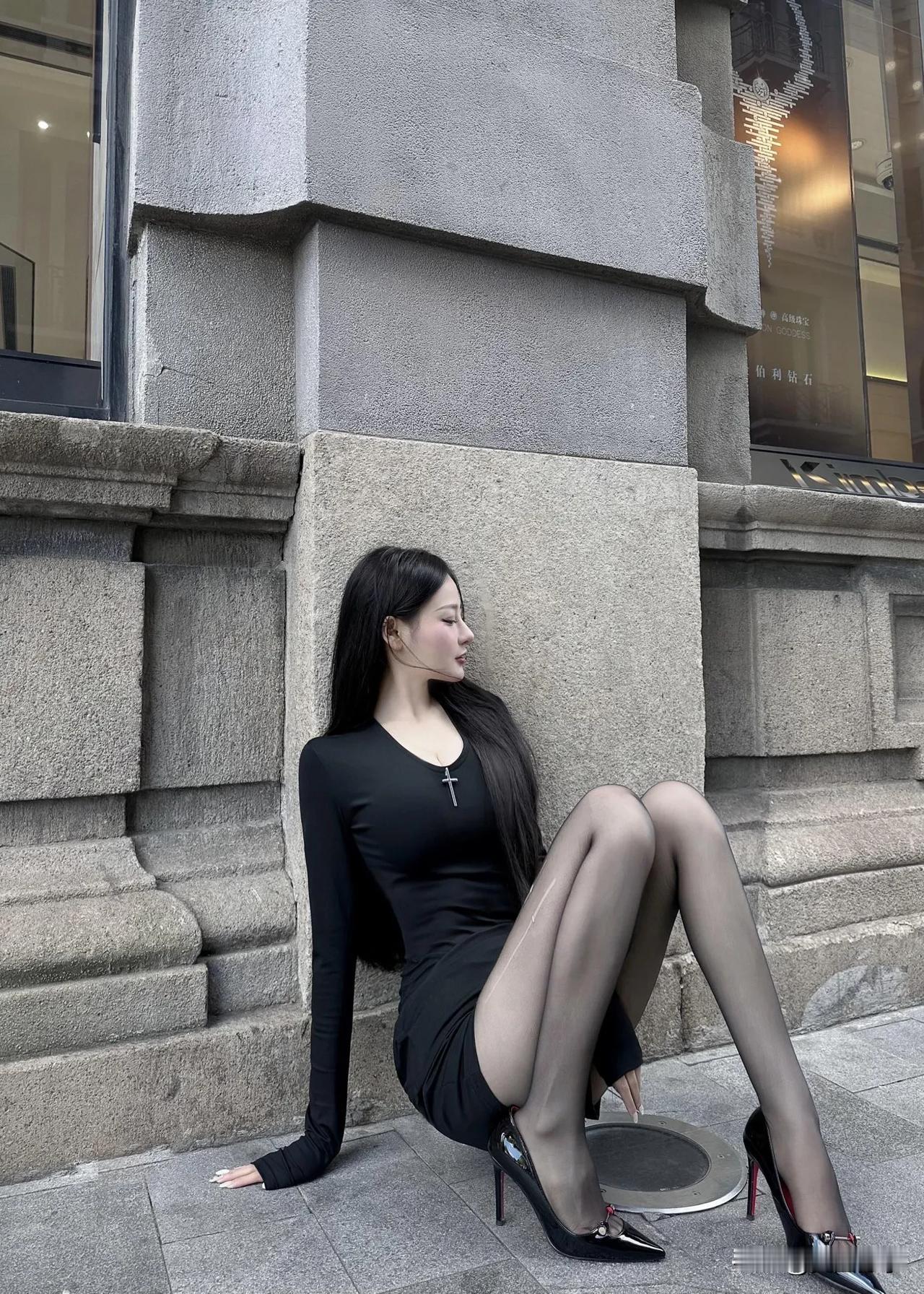 街拍黑丝美女，性感大长腿吸睛，穿搭酷飒，气质出众太迷人！性感街拍女神 好身材性感