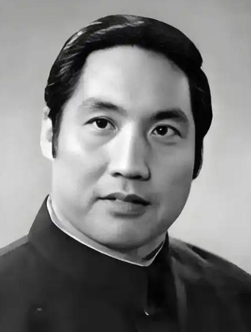 1977年，曾因饰演《红灯记》李玉和红遍全国的钱浩梁。昔日风光无限的文化部副部长