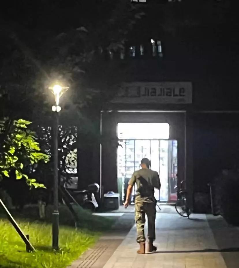 大学室友真的就是放假就不再联系
我跟我的室友真的放假就不联系，开学头一天晚上联系