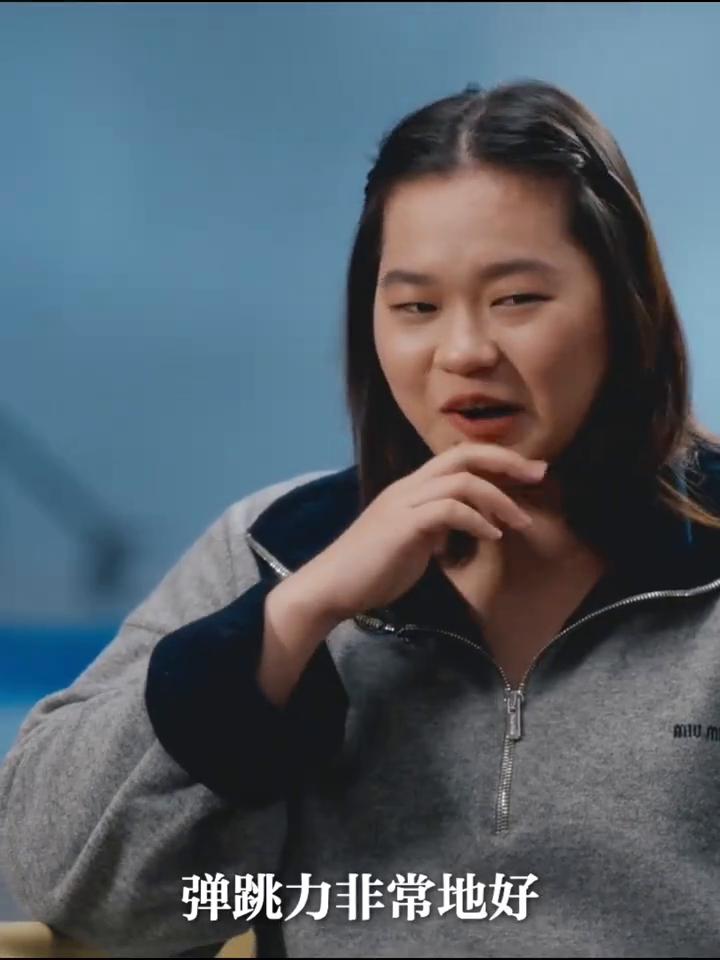 弹跳力非常地好。是因为立定跳远吗？我记得本来就是农村的孩子，就非常有力。那时候我