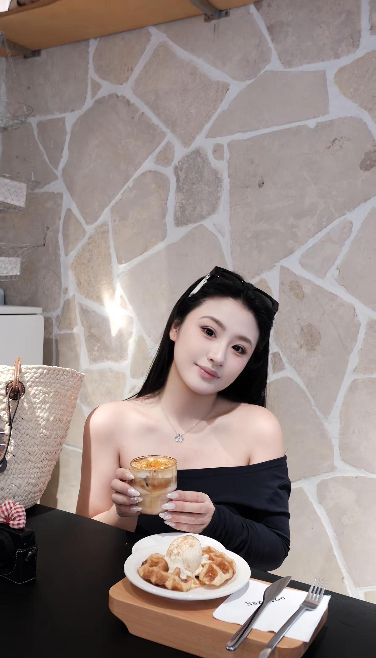 🌧️emo只是一时 姐风情万种ootd穿搭 分享生活 insanitycrew