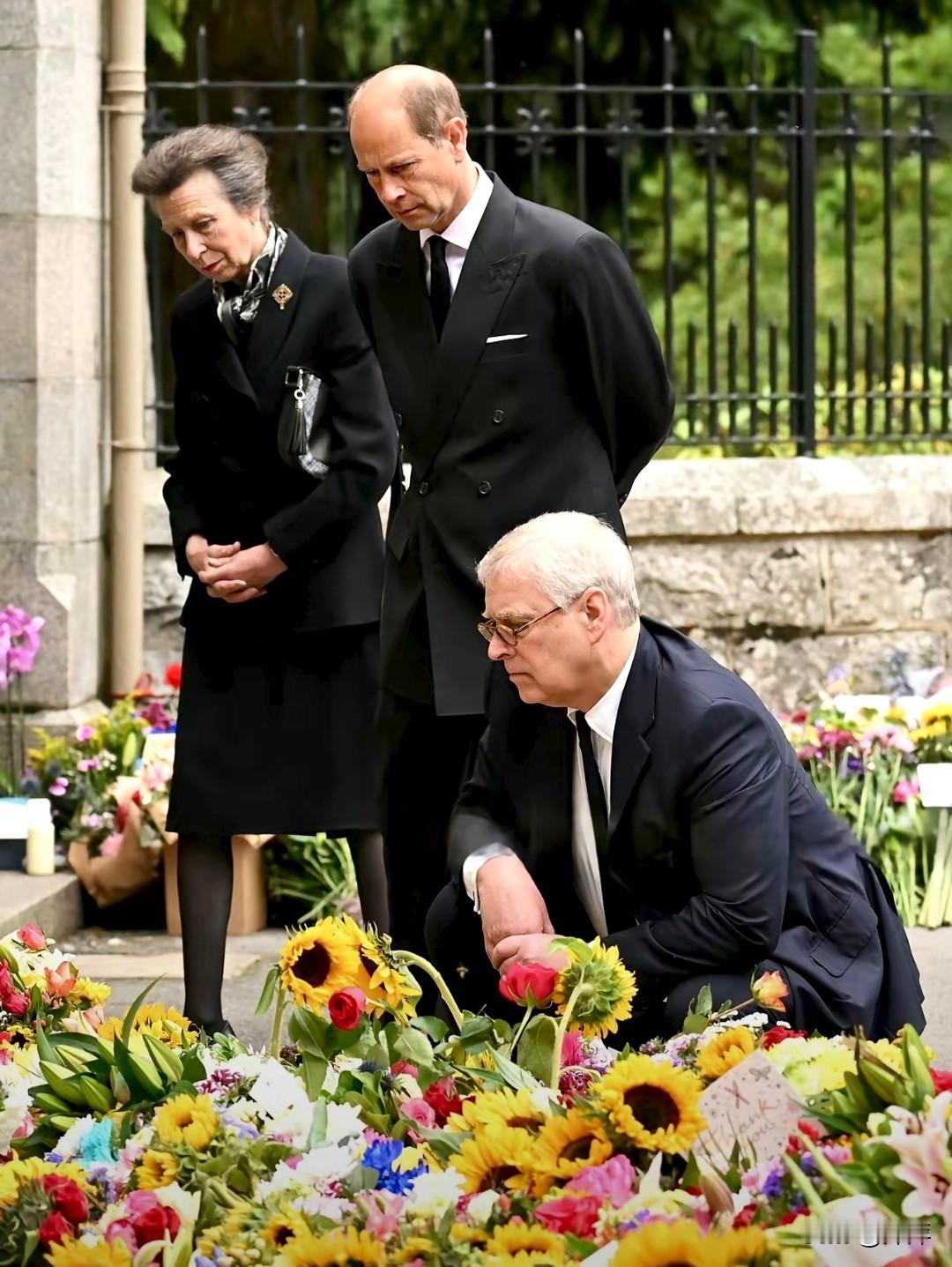 2022年9月10日，苏格兰巴尔莫勒尔城堡外，安妮公主、爱德华王子与安德鲁王子伫