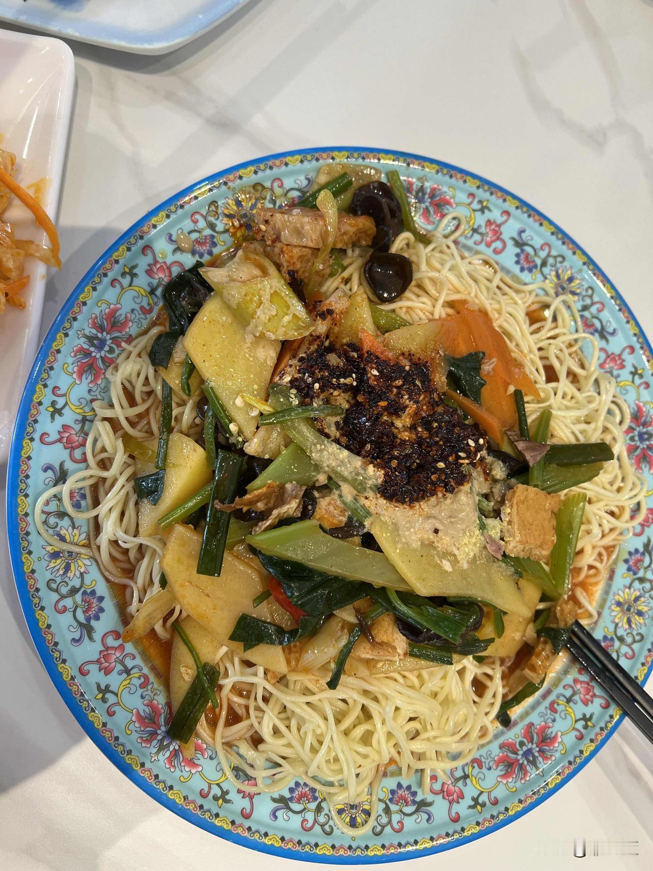 平时都吃的是兰州牛肉面，今天我们换一个兰州特色凉面，今天这个凉面是在德源牛肉面吃