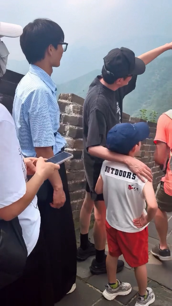 偶遇冯绍峰带儿子爬长城冯绍峰带儿子爬长城这两天猛猛带孩子游玩的冯绍峰 