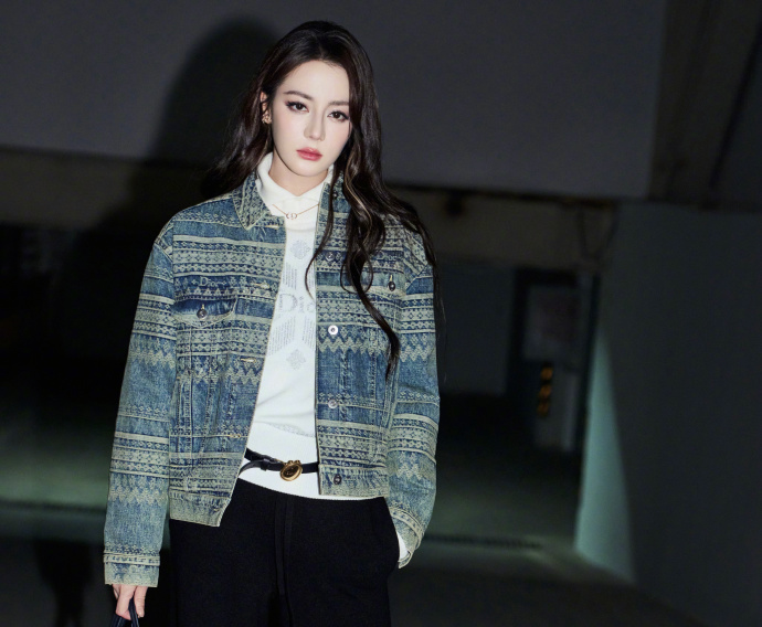 迪丽热巴巴黎时装周出发图来了期待这个Dior女帝[耶] ​​​