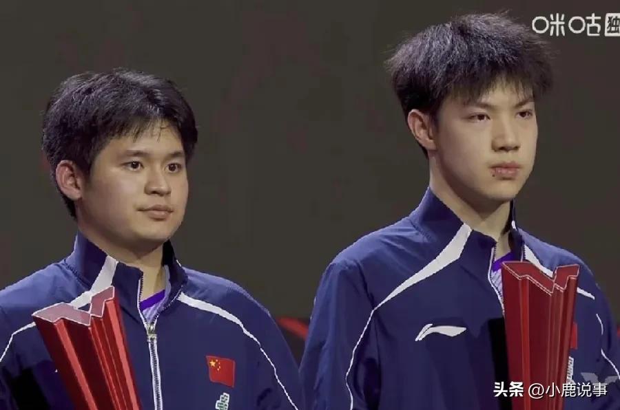 黄友政颁完奖直接抹眼泪，
心里肯定特别难受。他和林诗栋这场男双真没打好，19分钟