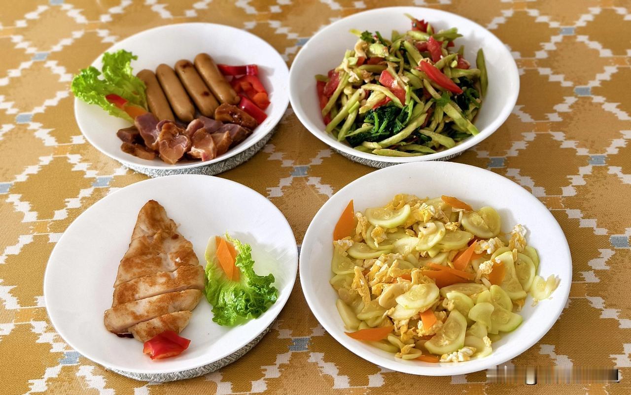 周末起来晚，早饭吃的也晚。刚吃完早饭，周末不着急做的也多点。
四个菜：拌凉菜、鸡