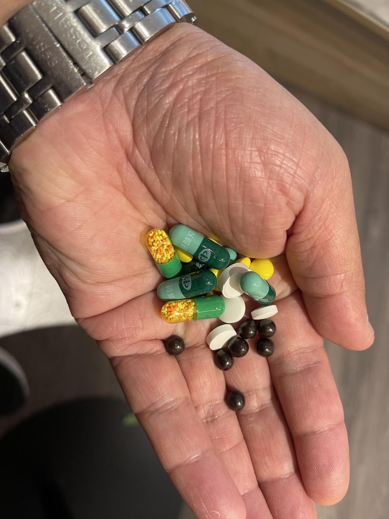 一把一把的吃
就是治不了牙疼
贼他妈扯蛋