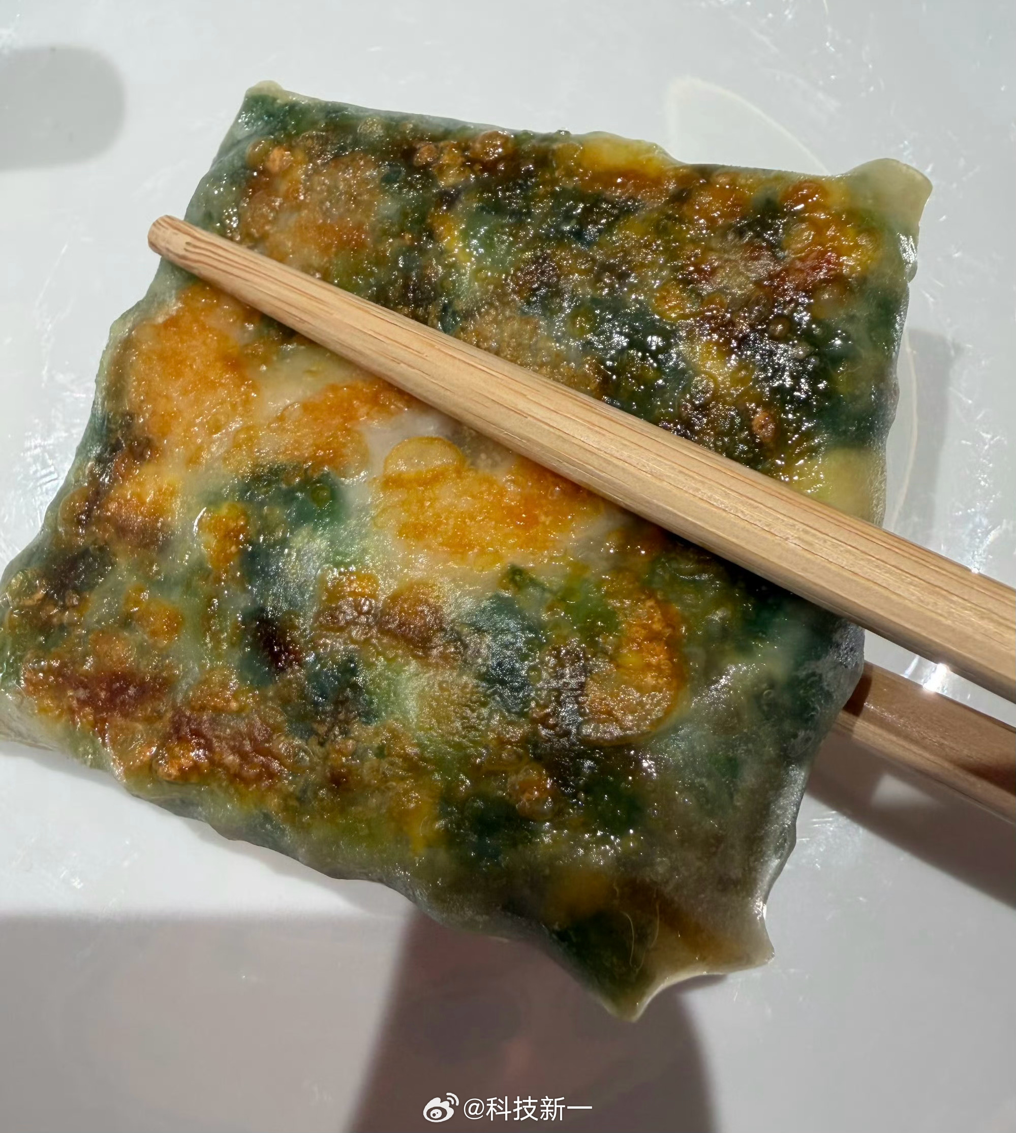 今天中午吃韭菜盒子，想想最近的黄金和股票，总感觉哪里不对。。。。 