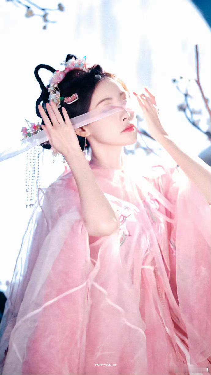 让祝绪丹粉纱蒙眼的是天才谁被祝绪丹粉纱蒙眼惊艳到！清冷感与温柔粉色完美相融，氛围