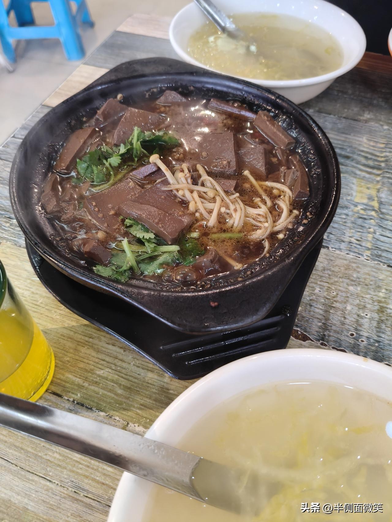 这道美食友友们知道它的学名是什么吗？我只吃金针菇，因为喜欢一定要专一，另一样可真