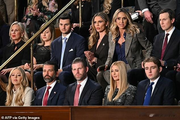 特朗普的儿子女儿全到齐。
伊万卡带着兄弟姐妹、丈夫以及嫂子都来支持川普今天的国情